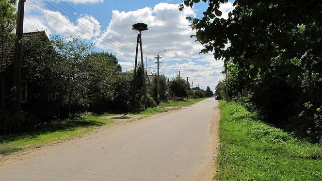 Do tej wsi na Podlasiu przyjeżdżają ludzie z całej Polski. Mieszka tu gwiazdor znany w całym w regionie!