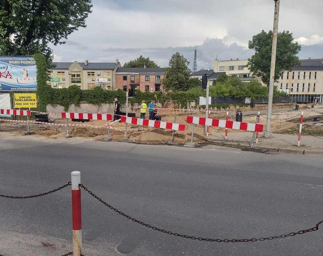 Przy skrzyżowaniu ulicy Cmentarnej z ul. ks. Jana Niedziałka w miejscu prac remontowo-budowlanych zostały ujawnione szczątki ludzkie nieznanego pochodzenia