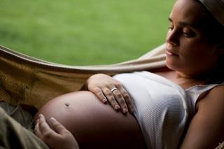 WCZESNE MACIERZYŃSTWO: coraz mniej nastoletnich matek. Kobiety odkładają decyzję o ciąży na później