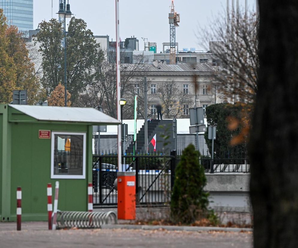 Mężczyzna wszedł na pomnik smoleński. Duża akcja służb w Warszawie