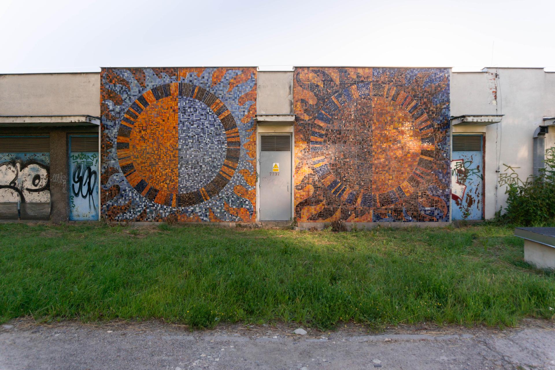 Wielkie czyszczenie mozaiki na Szpitalu Banacha - zdjęcia. Zniknęły bazgroły i chaszcze