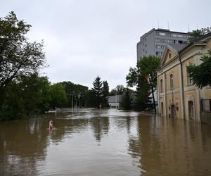 Dynamiczna sytuacja powodziowa. Rzeka Nysa Kłodzka zalała Kłodzko, 15 bm