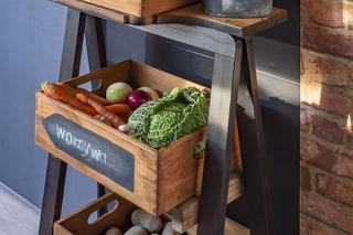 Owoce i warzywa w kuchni jako czasowa dekoracja – piętrowe skrzyneczki