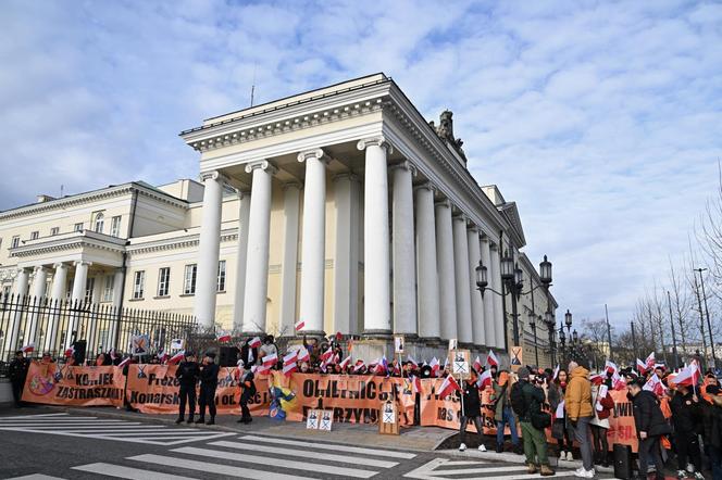 Protest kupców z Marywilskiej przed ratuszem