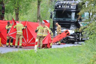Samochód ciężarowy zderzył się z osobowym autem. Cztery osoby zginęły. Droga zablokowana