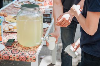 Sprzedaż lemoniad przez nieletnich. Ekspert: Z prawnego punktu widzenia sytuacja ta nie jest jednoznaczna