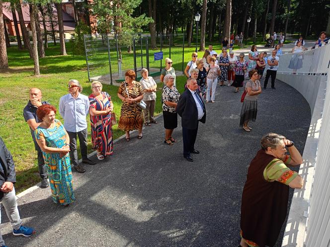 Przedstawiciele samorządu województwa mazowieckiego i władz szpitala uroczyście przecięli wstęgę