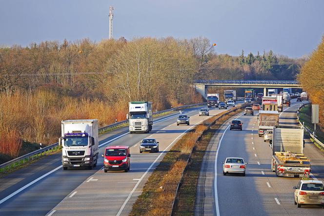 Ciężarowki na autostradzie