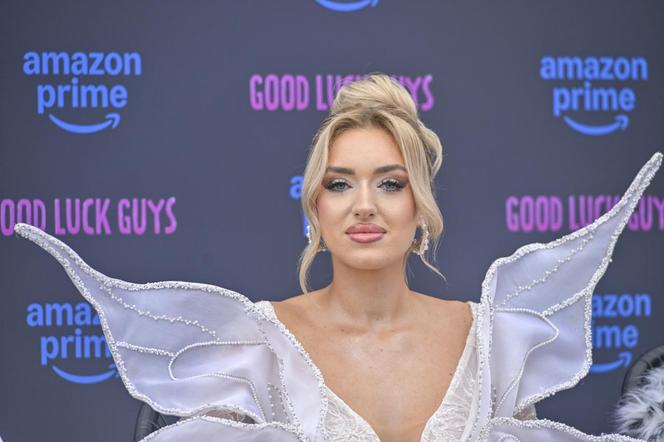 Caroline Derpienski w kreacji motyla promuje reality show "Good Luck Guys"