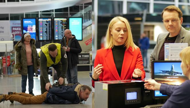 Pierwsza miłość, odcinek 3035: Bartek zatrzymany na lotnisku! Nie uratuje Emilki przed Mateuszem? ZWIASTUN