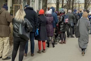 Absurdalnie długa kolejka do białego busa. Warto stać, polecam. Wiemy, co tam sprzedają