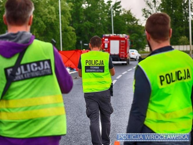 38-latek uderzył w bariery, motocykl rozpadł się na dwie części