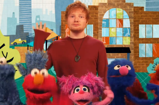 Ed Sheeran w Ulicy Sezamkowej śpiewa Two Different Worlds. Zobaczcie nagranie i zdjęcie Eda Sheerana ze szkolnych lat [VIDEO]