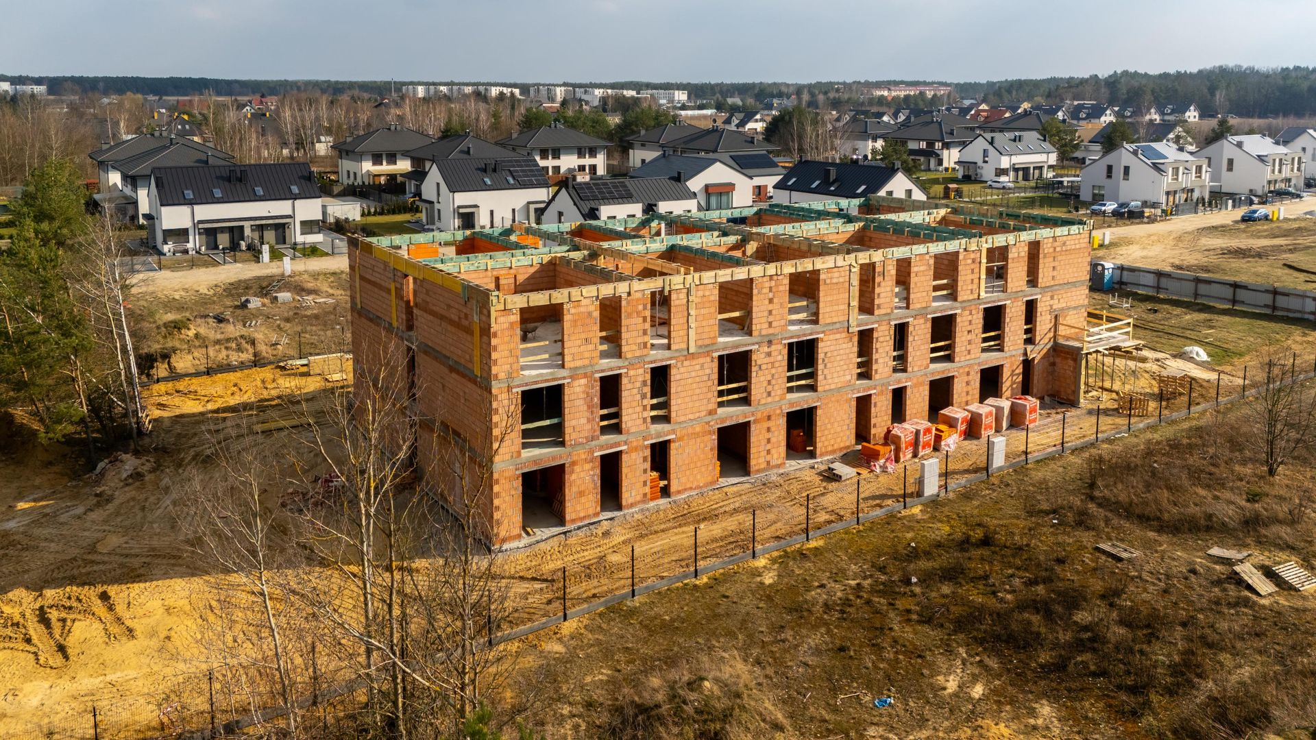 Kontrowersyjna budowa domu jednorodzinnego w Wieliszewie