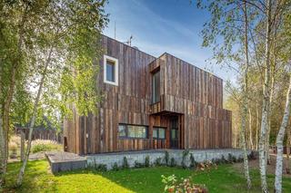 Nowoczesna architektura lubi materiały z drugiej ręki - nowy dom w starym drewnie