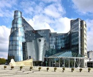 Siedziba TVP w Warszawie, inspirowana wieżą Babel. Do niej przylega Arka mieszcząca studio otwarte