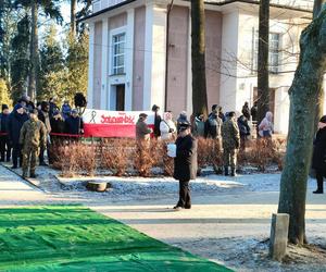 Uroczystości pogrzebowe Iwony Śledzińskiej-Katarasińskiej na Dołach. Wzięło w nich udział wiele osób [ZDĘCIA]