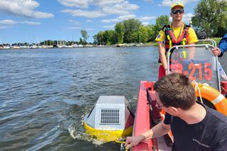 Specjalne boje na jeziorze Dąbie