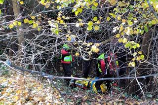 Zgubione kapcie doprowadziły policję do zaginionego 87-latka. Senior był na skraju śmierci