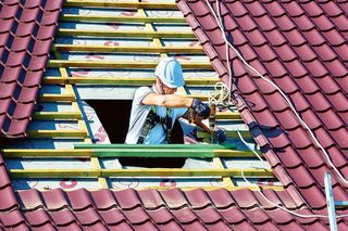 Usuwanie starego okna dachowego