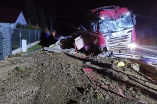 Wypadek TIRa na DK 78 w Chlewicach. Kierowca zasnął