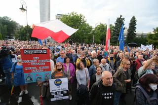 Protest w obronie TVN w Warszawie. Tusk ostro! ZDJĘCIA
