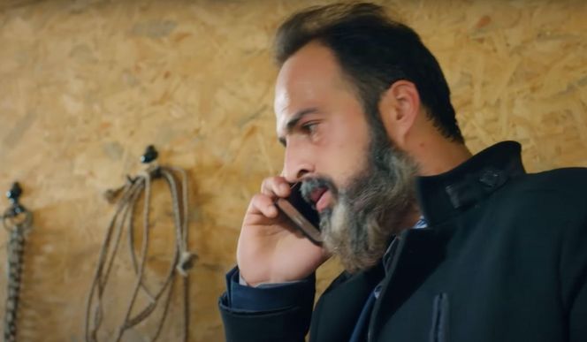 Melis naprowadzi porywacza na trop Zeynep. Dojdzie do tragicznego wypadku i dziewczyna zostanie pojmana.