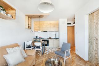 Małe mieszkanie 32 m2: drewno i przeróbki mebli