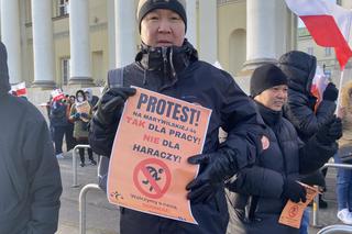 Kupcy z Marywilskiej 44 protestują pod Ratuszem. Walczą z podwyżką czynszu w centrum handlowym