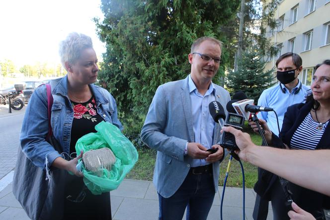 Wczoraj burmistrz Pietruczuk i opiekunka dzielnicowej Rady Młodzieży Beata Lajnert przekazali znalezisko na komendę
