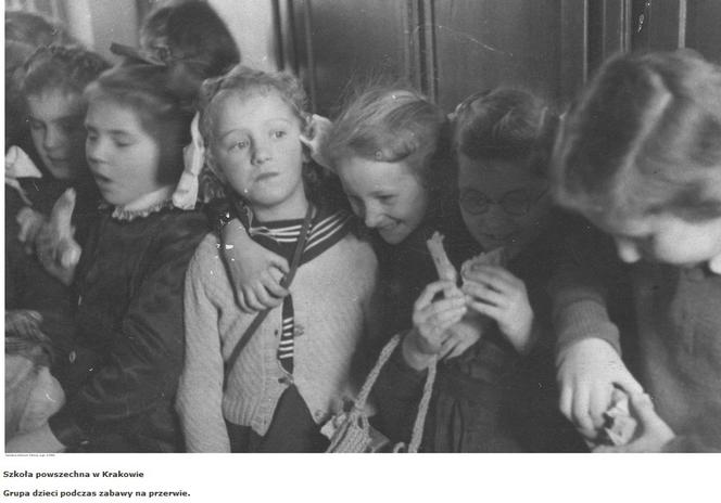 Zobaczcie, jak wyglądały lekcje w krakowskich szkołach prawie 100 lat temu! [ARCHIWALNE ZDJĘCIA]