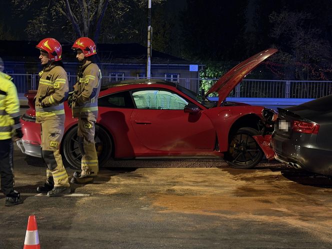 Koszmar na Wale Miedzeszyńskim! Rozbite Porsche za 700 tysięcy złotych!