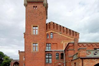 Ten pałac w woj. warmińsko-mazurskim wygląda jak z bajki. Powstał w XIX wieku