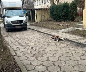 Cofał mercedesem, potrącił kobietę. Dramat na Mokotowie