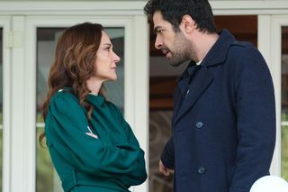 Wichrowe wzgórze: Songul upokarza Tulay i Merve, ale Halil staje w ich obronie!