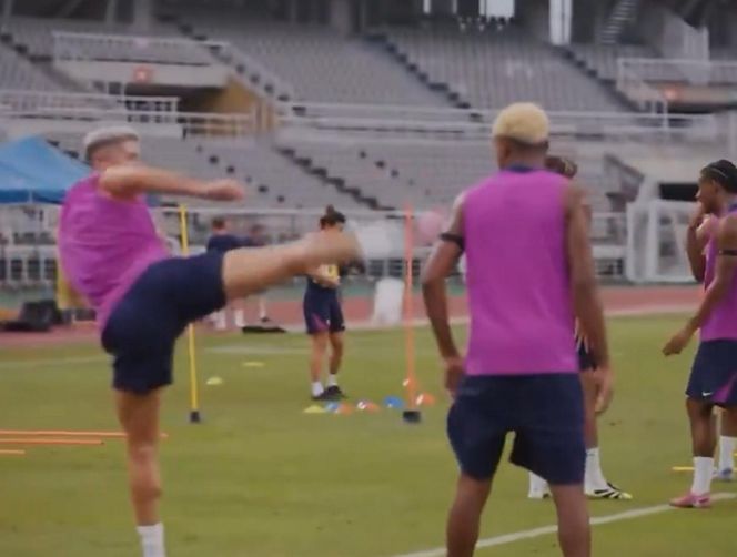 Lewandowski kopie jak Van Damme