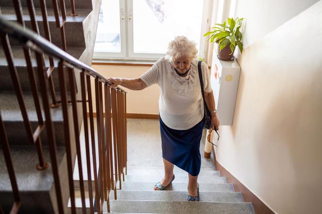 babcia wychodząca po schodach