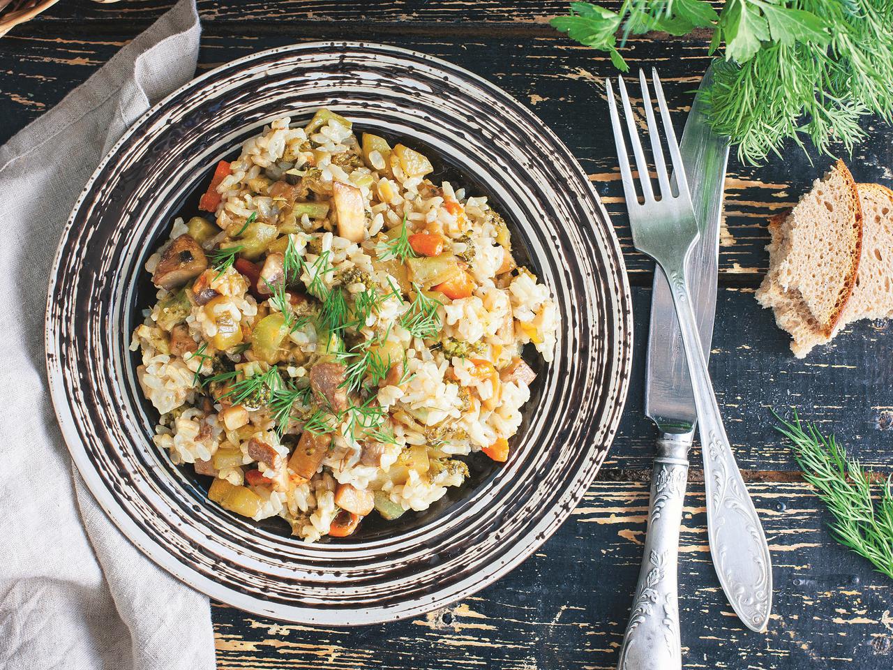 Pyszny ryż po chińsku z kurczakiem i imbirem