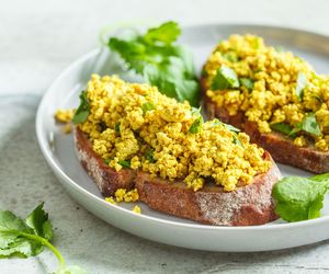 Tofucznica. Idealny przepis na wegańską jajecznicę z tofu, który zawsze się udaje