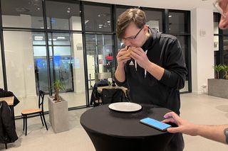   Mistrzostwa w jedzeniu pączków na czas. To był pokaz niesamowitej prędkości i wytrzymałości!