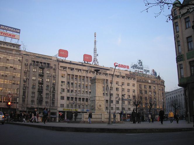 Centrum Belgradu - fontanna przy Hotelu Moskwa.