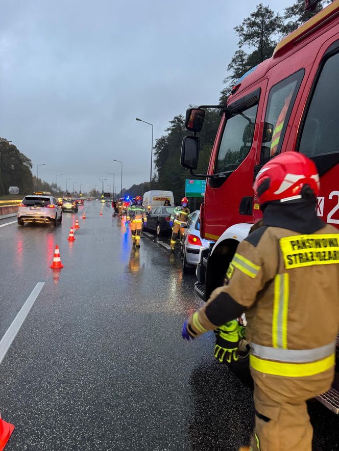 Karambol na zjeździe do centrum Tarnowa. Zderzyło się pięć samochodów, są ranni