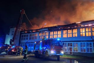 Ogromny pożar w Hajnówce! 26 zastępów straży pożarnej gasi dawne kino Leśnik 