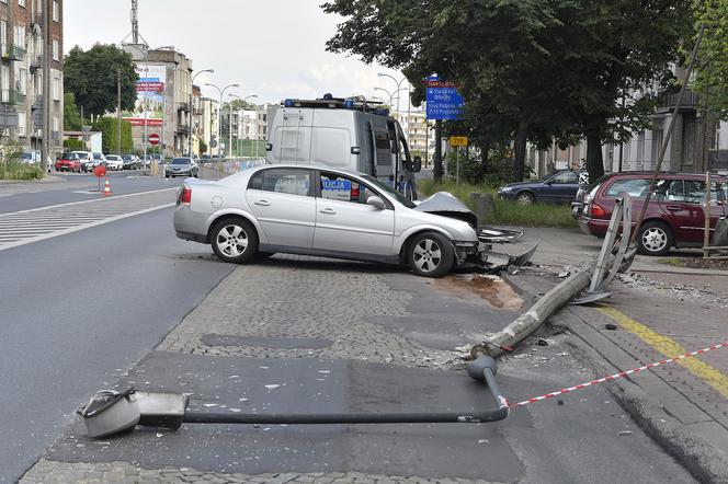 Opel uderzył w latarnię. Kierowcę wyciągali strażacy