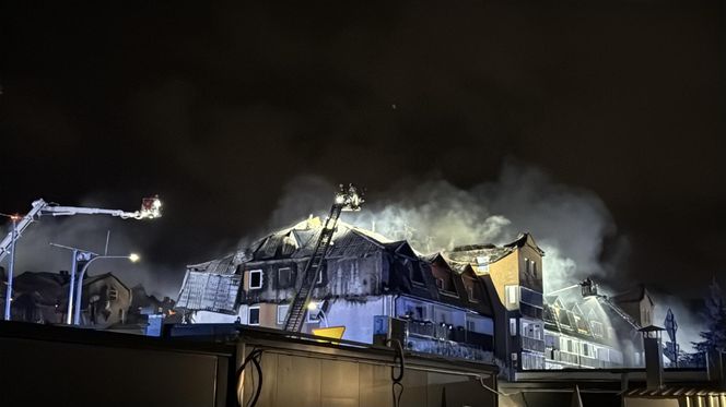 Pożar w Ząbkach. Strażacy przeszukują pogorzelisko