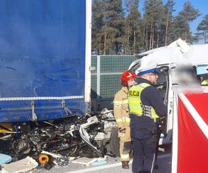 Bus wjechał w ciężarówkę, która stała w korku po poprzednim wypadku