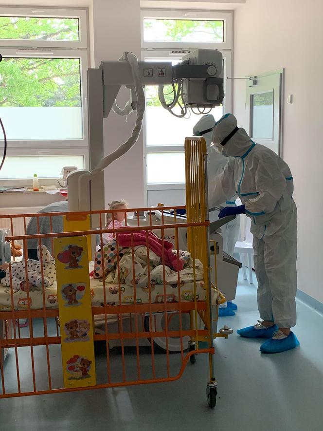 Rodzice bez szczepienia, niemowlę pod tlenem z koronawirusem
