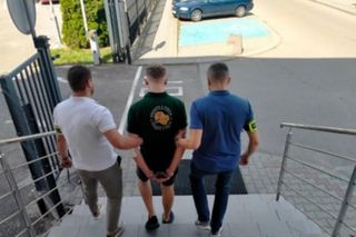 Zniszczone radiowozy po pościgu Wierzbna