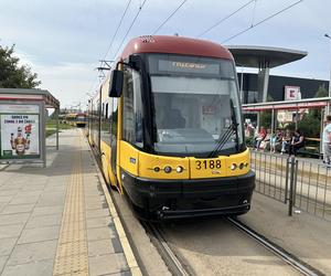 Czołowe zderzenie autobusu miejskiego z tramwajem. Kierowca zasłabł za kierownicą