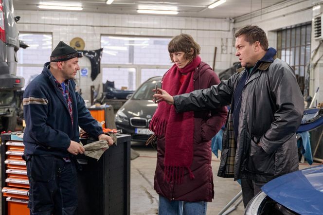 Na Wspólnej odc. 3998. Brygida (Maja Wolska), Michał (Robert Kudelski), mechanik (Mateusz Baran)